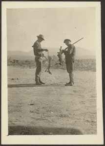 [Fleckenstein en Man met geweren en dode konijnen]. door Louis Fleckenstein