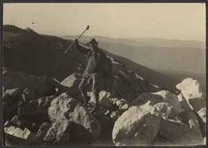 [Fleckenstein on Rocks]. door Louis Fleckenstein