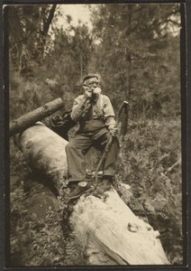 [Fleckenstein on a Log]. door Louis Fleckenstein