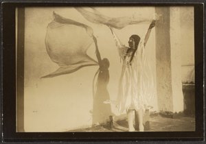 [Florence danst in Indiaans kostuum].