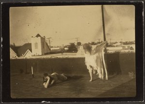 [Florence danst in Indiaans kostuum].