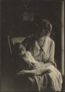 [Florence houdt baby vast]
