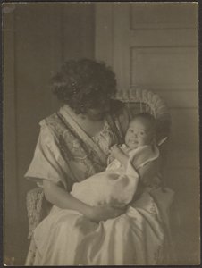 [Florence houdt baby vast in schommelstoel]. door Louis Fleckenstein