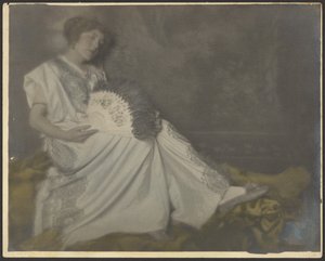 [Florence zittend met grote ventilator]. door Louis Fleckenstein