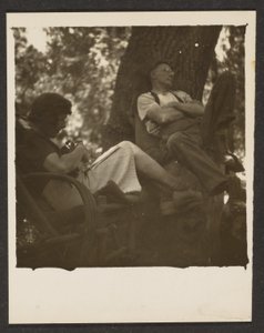 [Florence en haar man in het bos]. door Louis Fleckenstein