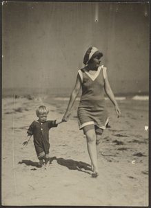 [Florence en kind wandelen op strand]. door Louis Fleckenstein