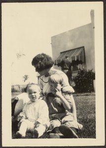 [Florence met twee kinderen op het gazon]. door Louis Fleckenstein