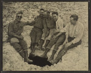 [Groepsfoto van zittende personen bij de ingang van een verticale grot, San Jacinto Peak] door Louis Fleckenstein