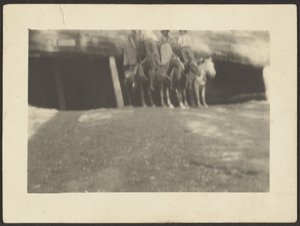 [Groep mensen te paard].