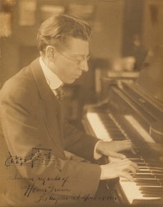 [Homer Grunn aan de Piano].