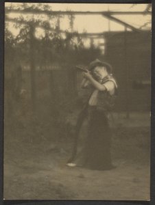[Jongetje speelt cowboy]. door Louis Fleckenstein