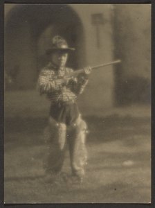 [Jongetje in Cowboy Outfit]. door Louis Fleckenstein