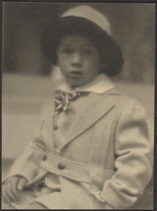 [Jongetje in leuk pakje]. door Louis Fleckenstein