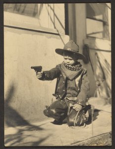 [Kleine jongen in cowboypak].