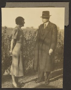 [Man en vrouw bij Hedge] door Louis Fleckenstein