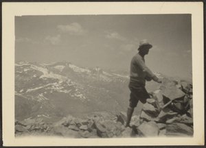[Man in bergachtig landschap] door Louis Fleckenstein