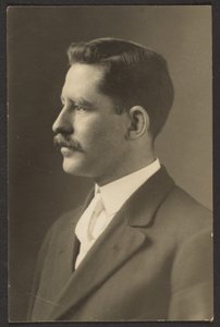 [Man met witte stropdas]. door Louis Fleckenstein