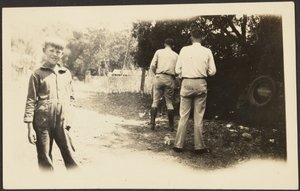 [Mannen buiten met rommel] door Louis Fleckenstein