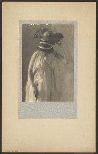 [Model in klassiek kostuum]. door Louis Fleckenstein