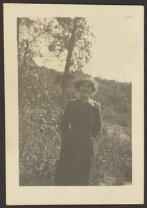 [Portret van Florence buiten]. door Louis Fleckenstein