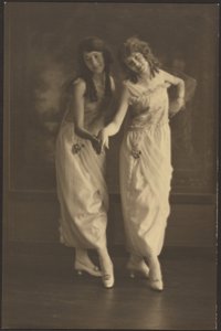[Portret van twee jonge vrouwen in bijpassende jurken]. door Louis Fleckenstein
