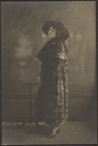 [Portret van vrouw in lange jas voor wandtapijt].