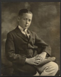 [Portret van een jongen met pet op zijn knie]. door Louis Fleckenstein