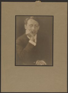 [Portret van een man die zijn kin op zijn hand laat rusten] door Louis Fleckenstein