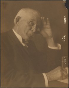 [Portret van een man zittend achter een bureau]. door Louis Fleckenstein