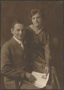 [Portret van een man en een vrouw met een tijdschrift]