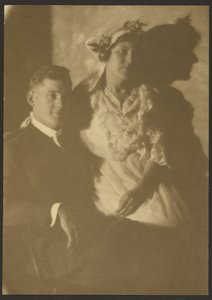 [Portret van een man en een vrouw met bloemenhoed]. door Louis Fleckenstein