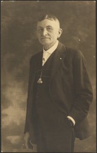 [Portret van een man met een sierlijke horlogehanger].