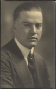 [Portret van een man met parel dasspeld]. door Louis Fleckenstein