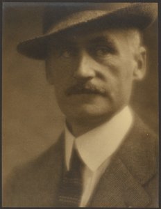 [Portret van een man met strohoed]. door Louis Fleckenstein