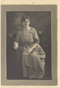 [Portret van een zittende vrouw in jurk met lintaccenten].