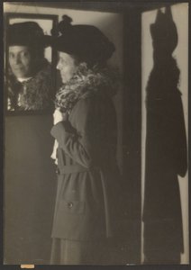 [Portret van een vrouw, haar spiegelbeeld en schaduw].