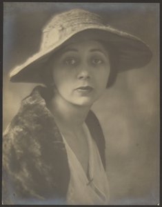 [Portret van een vrouw in bontcape].
