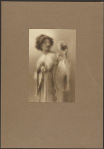 [Portret van een vrouw in een geplooide mantel]. door Louis Fleckenstein