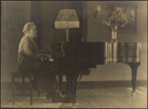 [Portret van een vrouw zittend aan de piano]