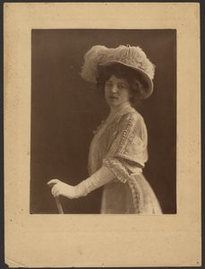 [Portret van een vrouw met paraplu]. door Louis Fleckenstein
