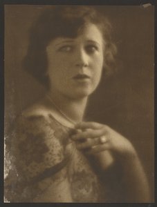 [Portret van een vrouw met een kanten topje].