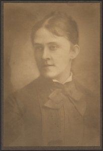 [Portret van een vrouw in jurk met nekband]. door Louis Fleckenstein