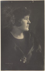 [Portret van een vrouw in een bontmantel]. door Louis Fleckenstein