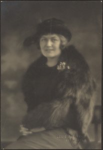 [Portret van een vrouw in een bontmantel].