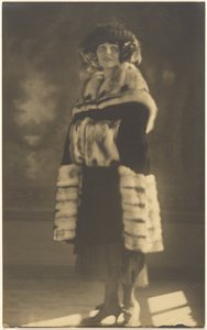 [Portret van een vrouw in bontjas met muts]. door Louis Fleckenstein