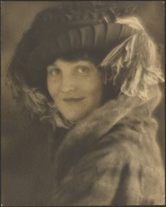 [Portret van een vrouw met een hoed met veren].