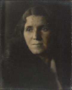 [Portret van een vrouw in de schaduw].