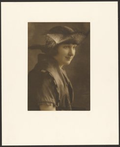[Portret van een vrouw met strohoed].