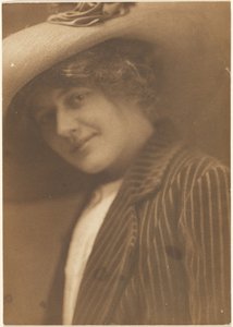 [Portret van een vrouw in gestreepte blazer].