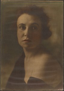 [Portret van een vrouw met blote schouders].